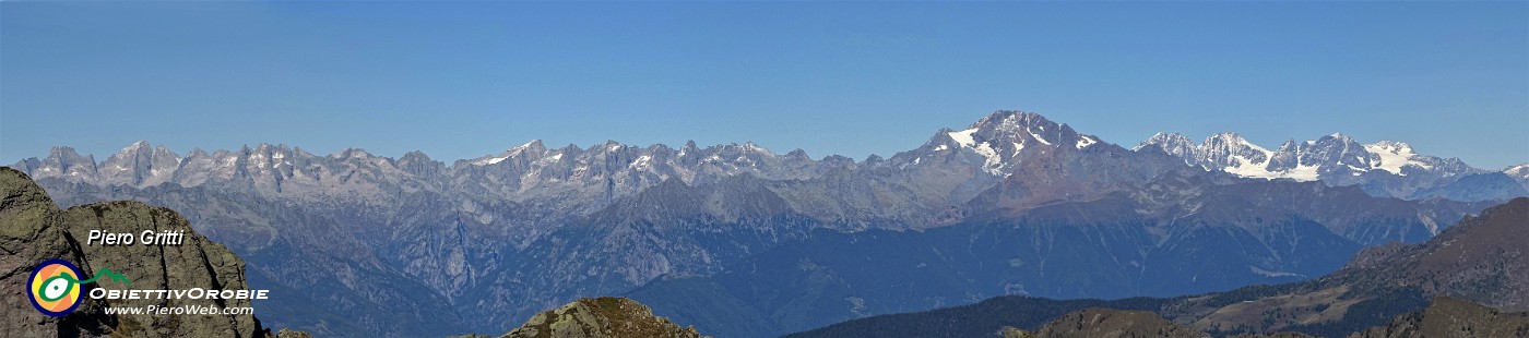 36 Vista panoramica verso le Alpi Retiche dal Badile-Cengalo (a sx) al Disgrazia-Gruppo Bernina (a dx).jpg
